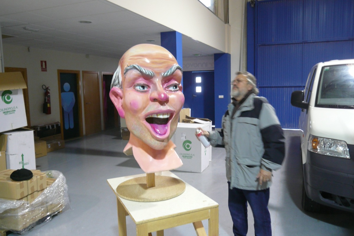 Pedro Marco junto al cabezudo terminado