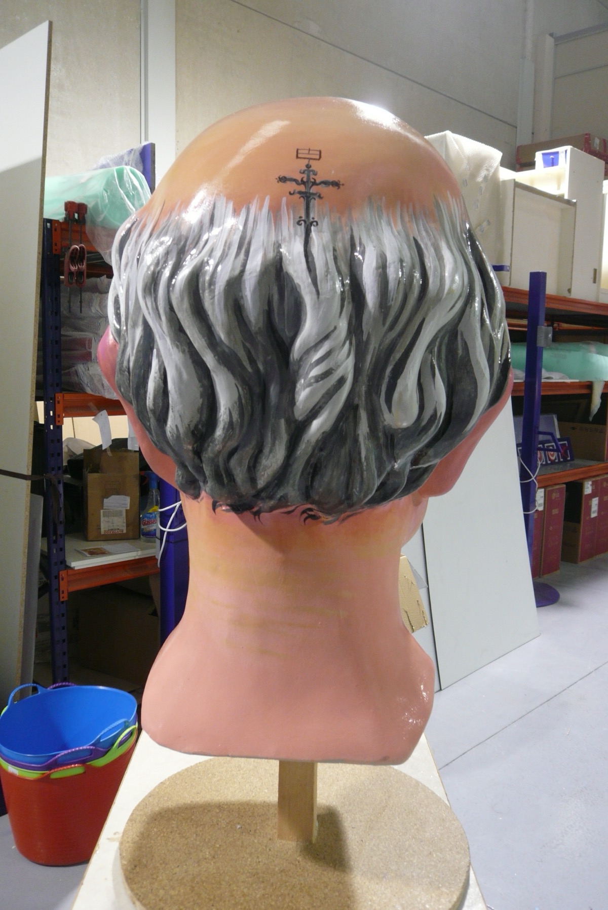 Detalle de la tonsura del fraile con la veleta-serrucho de la Ermita de San José