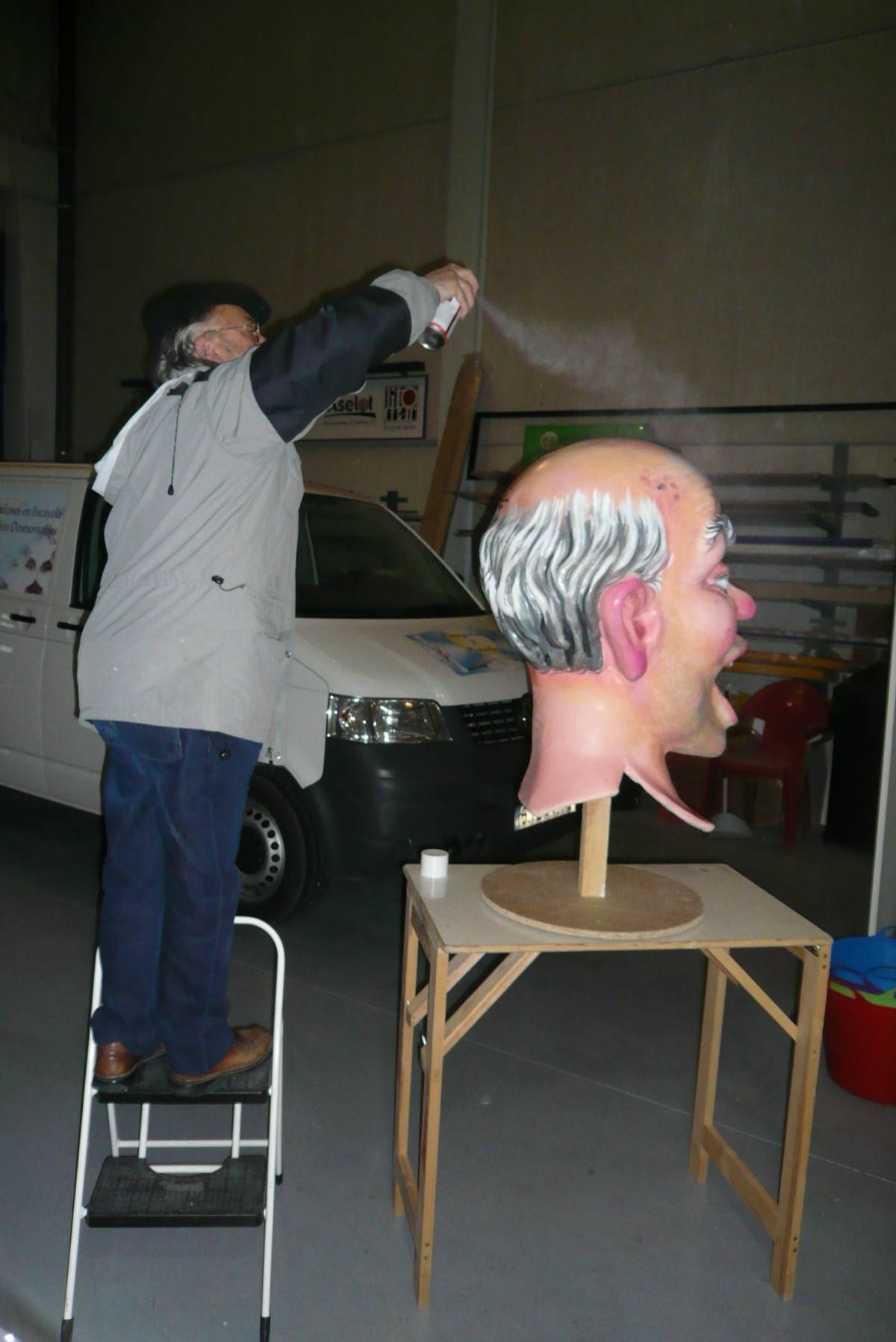 Pedro Marco aplicando spray al cabezudo