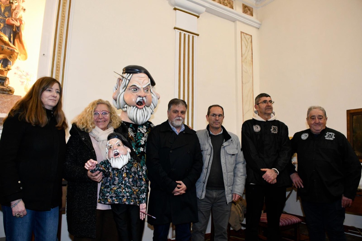 Cabezudo con el rostro de Pedro Marco junto a miembros de la Asociación de la Ermita de San José